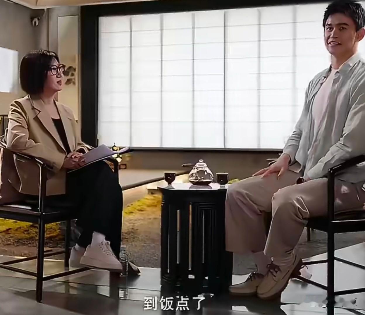 易立竞的采访正聊到关键处，孙杨突然毫无预兆打断：“该吃饭了，到饭点了”，下一秒直