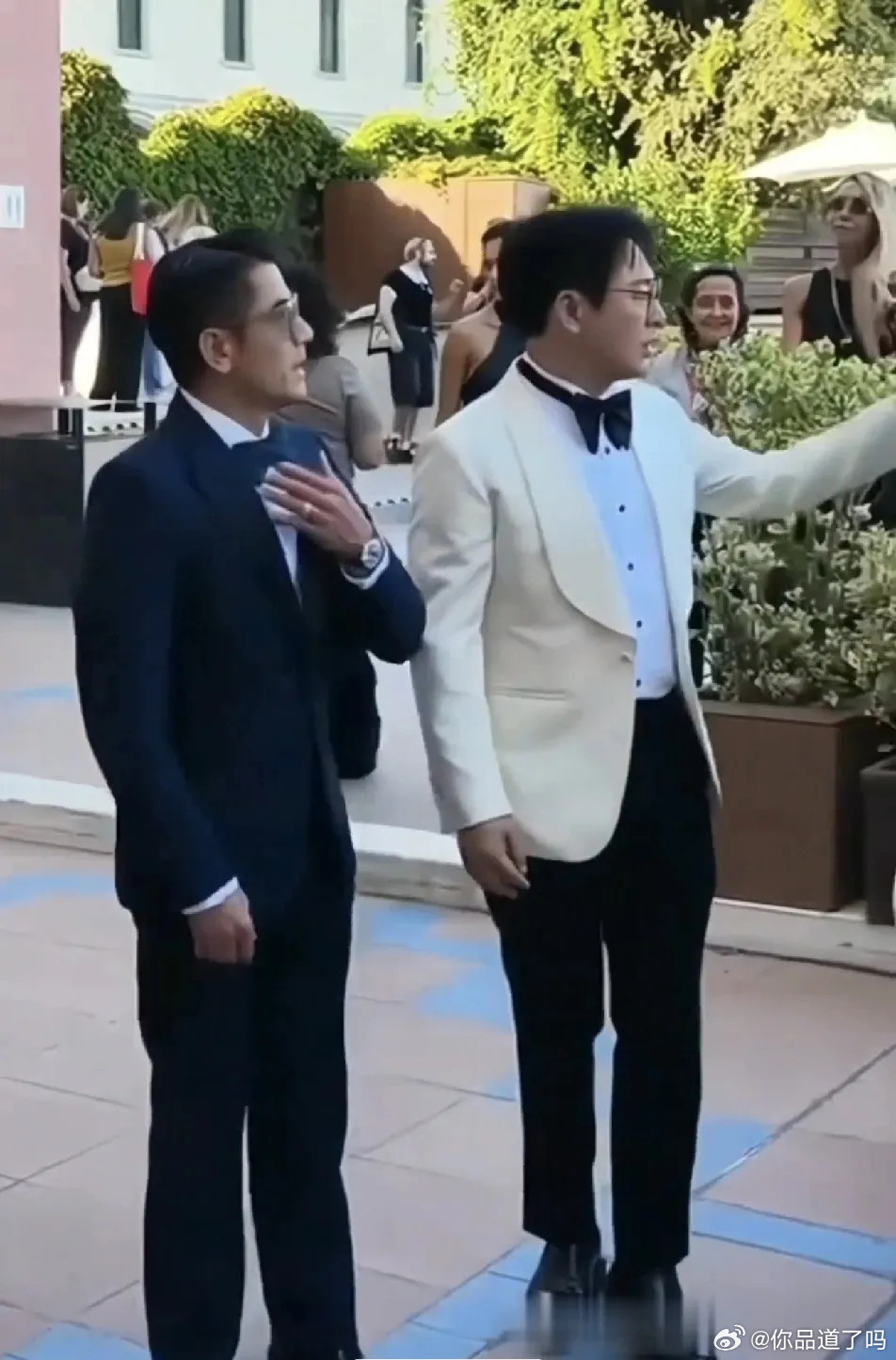 张颂文招呼冯绍峰和郭富城打招呼，那气势像招呼自己的小弟一样，冯绍峰则一路小跑伸出