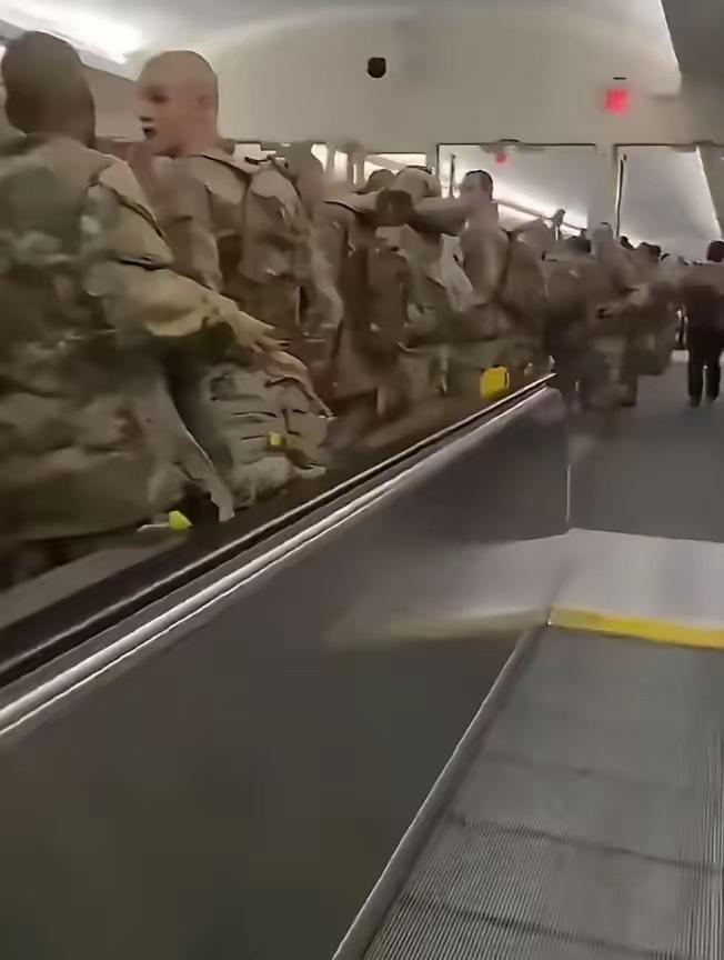 今天，数百名美军士兵出现在阿联酋迪拜国际机场。这可不是去打仗，是急着跑路。最