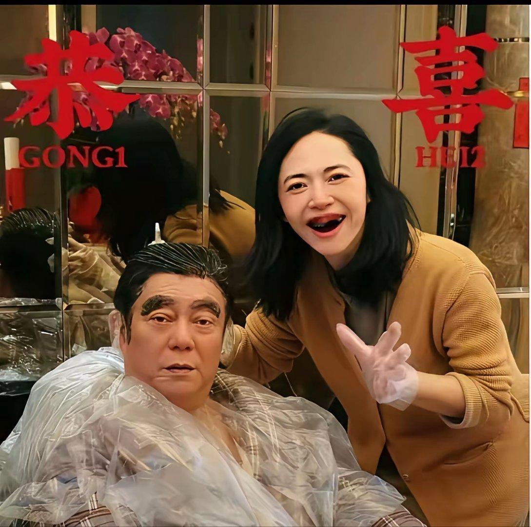 姚晨给她爸染头发索性连眉毛都染了，最好拉拉皮还年轻。