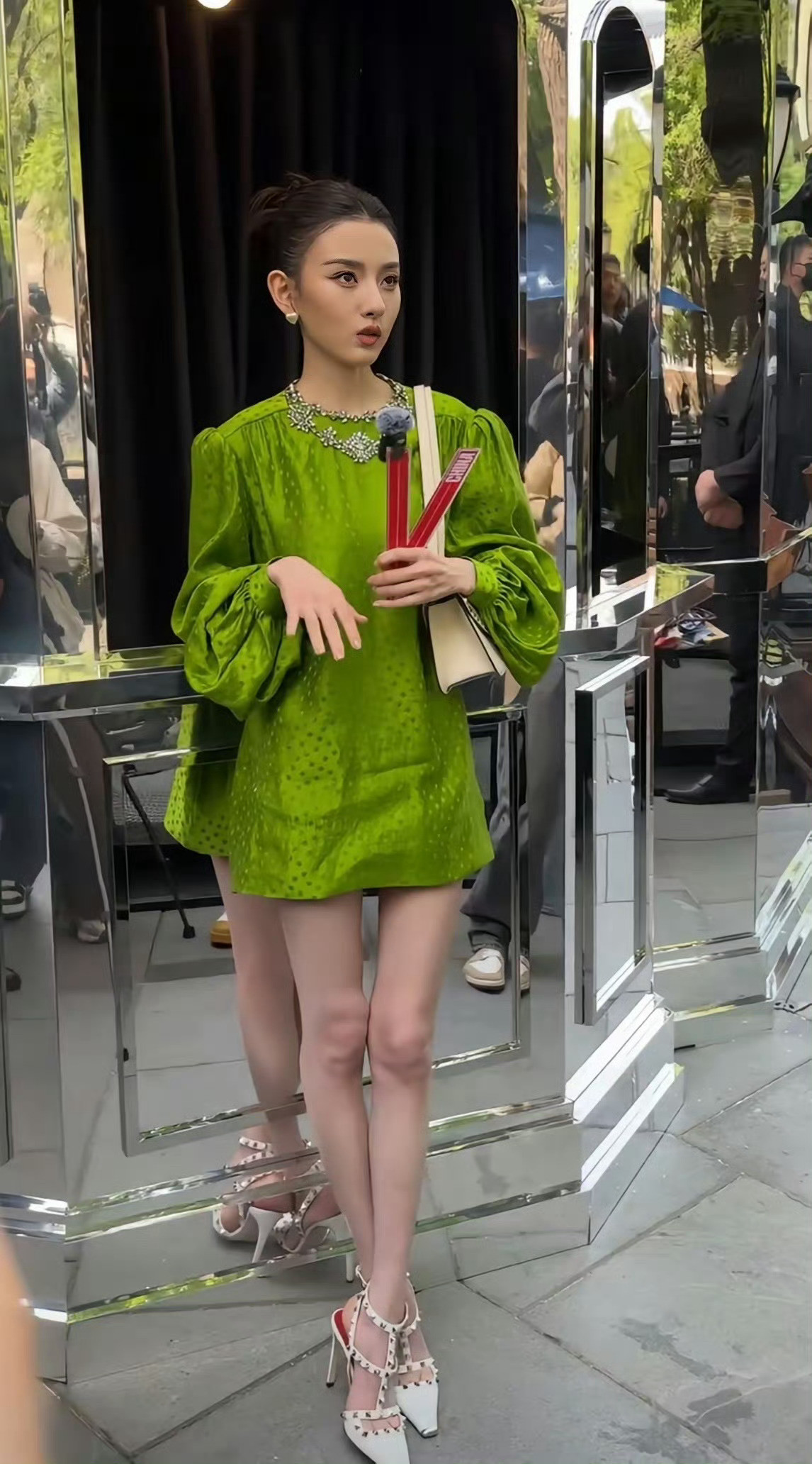 宋祖儿的骨相还是太牛了，怎么瘦脸都不垮，这么瘦上镜才刚刚好