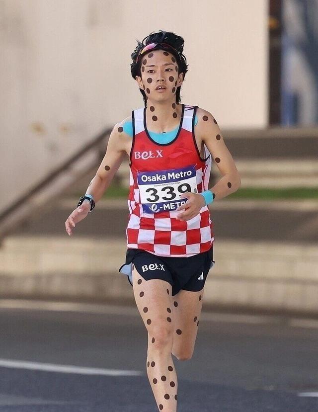 一个日本马拉松天才，用35公里的“自杀式”狂飙，把自己跑上了轮椅。吉田响高中就