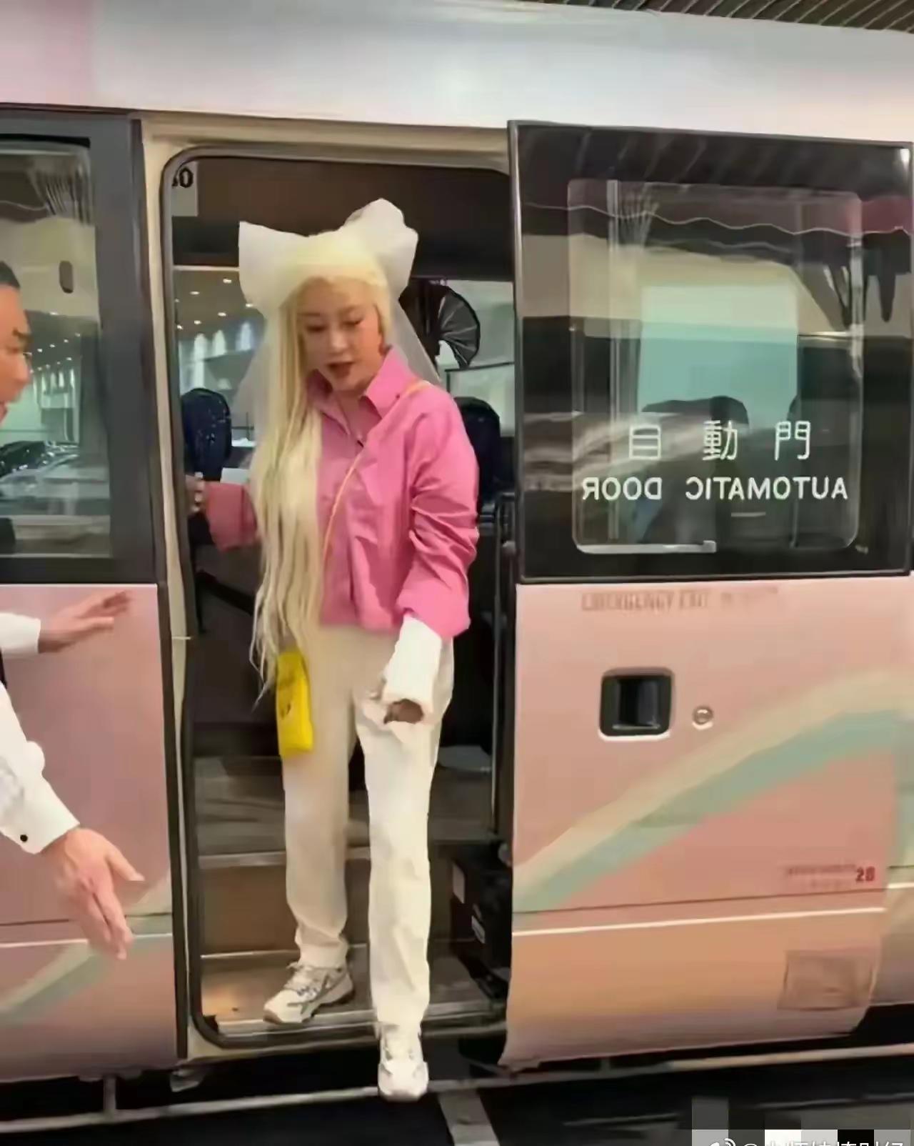 “庆奶”这一身“芭比”装，惊不惊喜，意不意外？其实一点也不意外。虽说晓庆姐已是