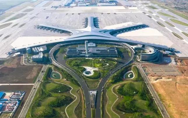 随着济南机场的完工，青岛机场二期工程不太可能建了，因为客流量不足。现在虽然