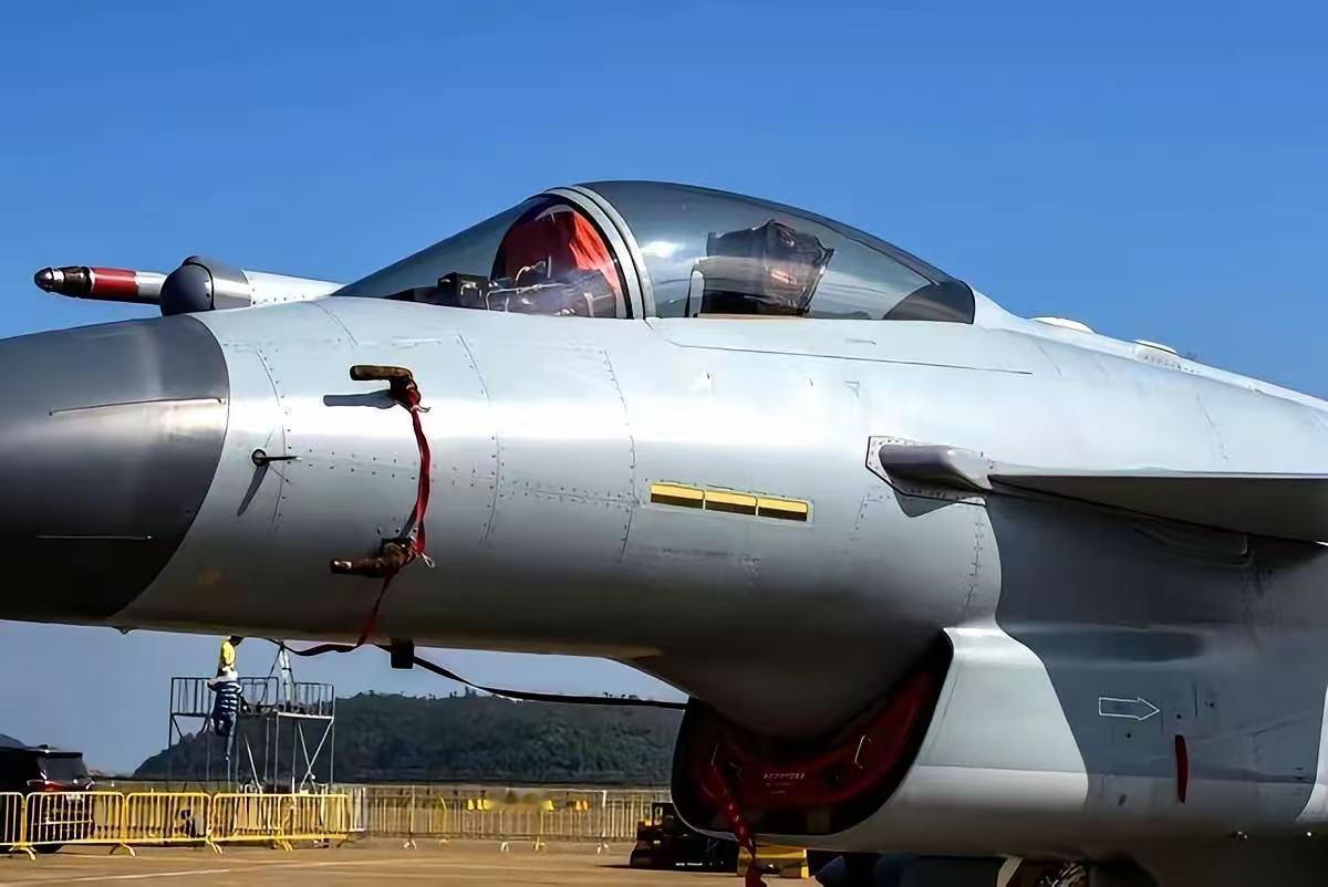 以后打仗，可能就听不见炮声了。你敢信吗，我们的歼-11B，翅膀底下挂的不再是导