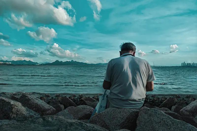 人过50，中年人生活的底气来自多方面。经济基础肯定是关键，有足够的积蓄和稳定的收