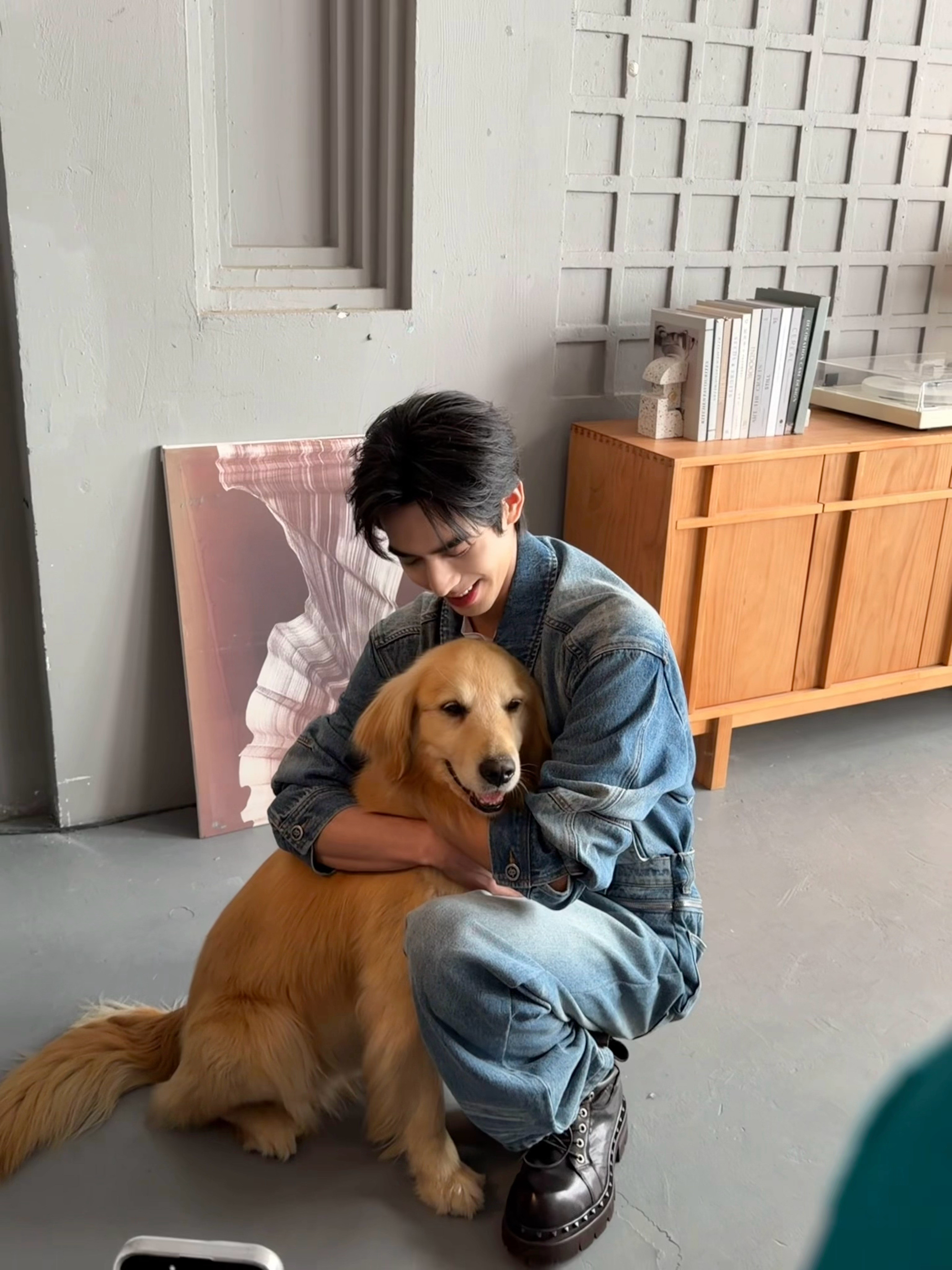 是大狼狗，修狗在大狼狗怀里，一脸娇羞……