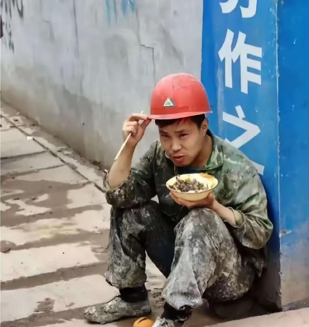 泪目！四川南充市一男子外出打工6年，每月按时寄八千回家，一天前给家里来电话说过年