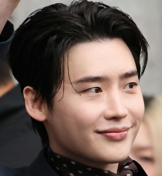 李钟硕再也回不去了近日李钟硕参加米兰时装周，好久不见的欧巴，本以为会回春，没想