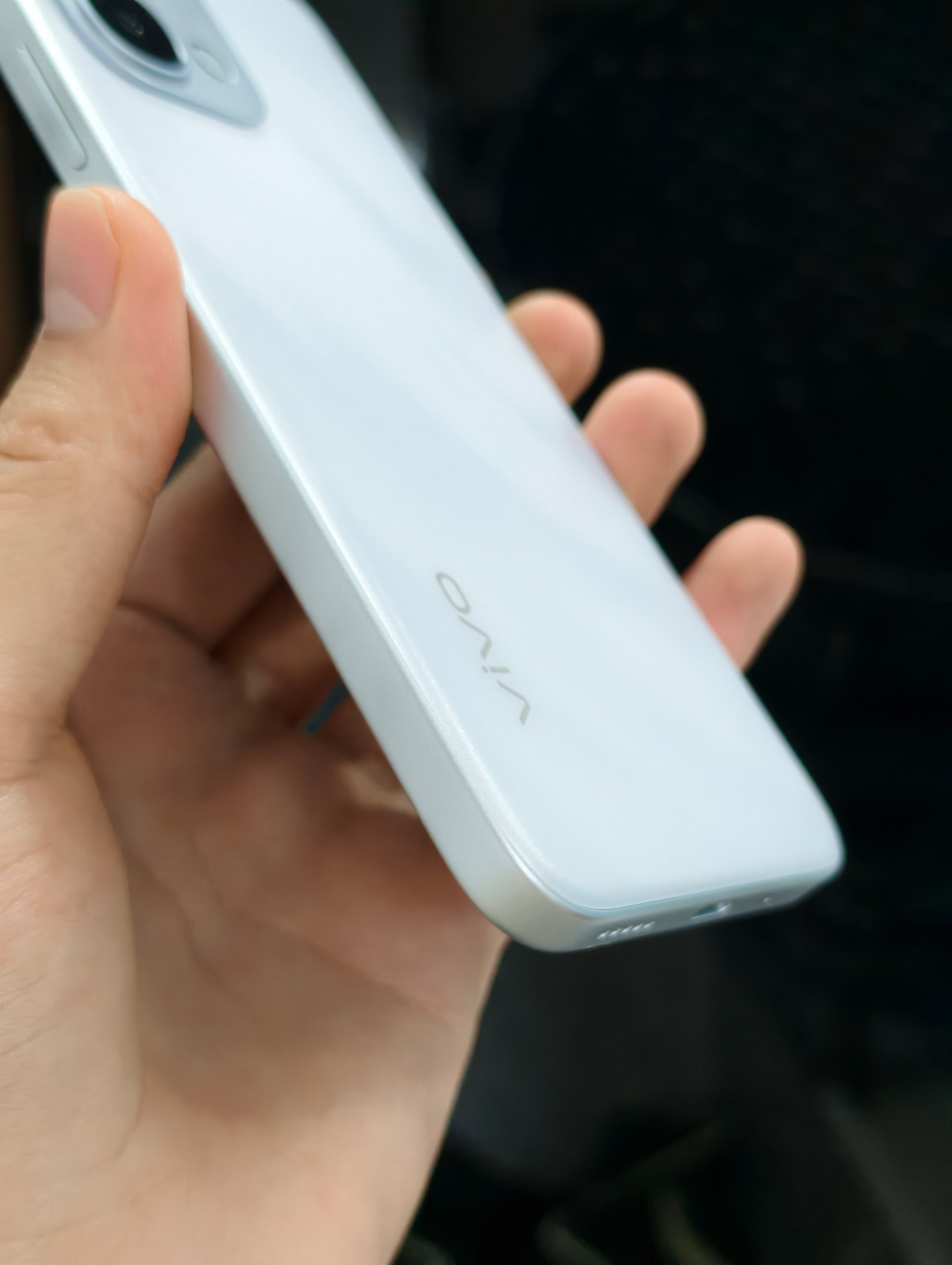 LCD党永不为奴！喜欢LCD屏而且打算入手入门机型的话，那目前Y500i肯定是绕