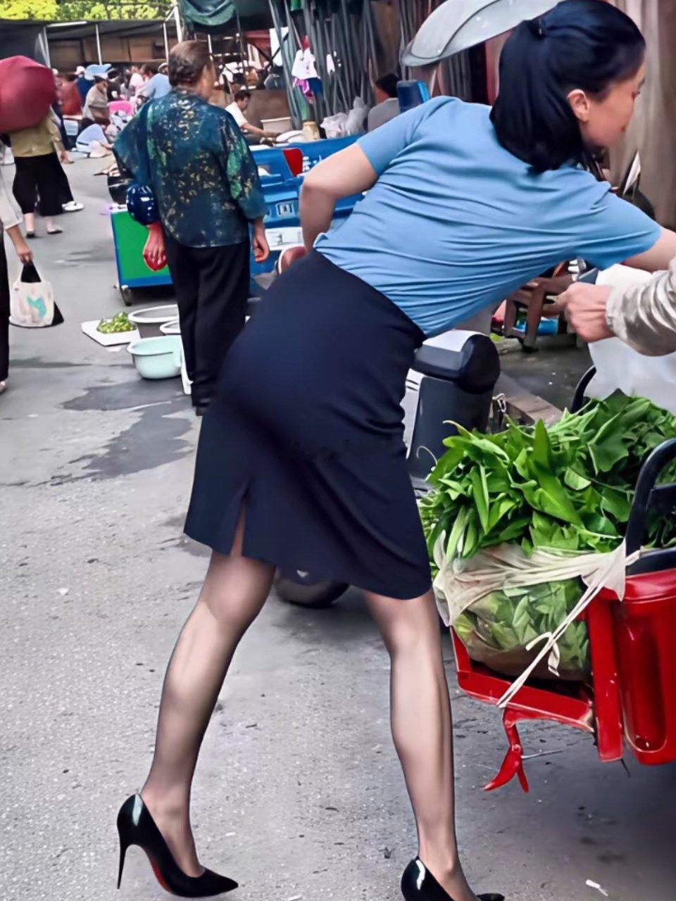 菜市场也有穿这么精致啊！格格不入啊！​​​