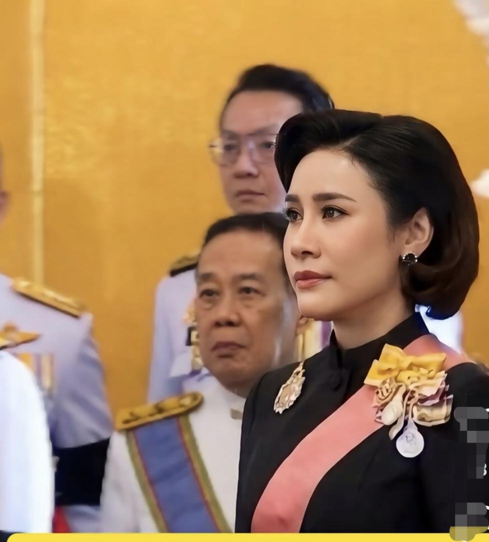 诗妮娜贵妃短发造型惊艳！侧颜看上去更漂亮。鼻直口方，齿白红唇，清秀女子一枚。这次