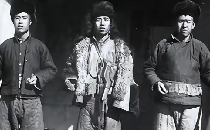 土匪头子躺在破庙地上，胸口往外冒血，他攥着二当家的手腕：“寨子归你，别动我屋里的