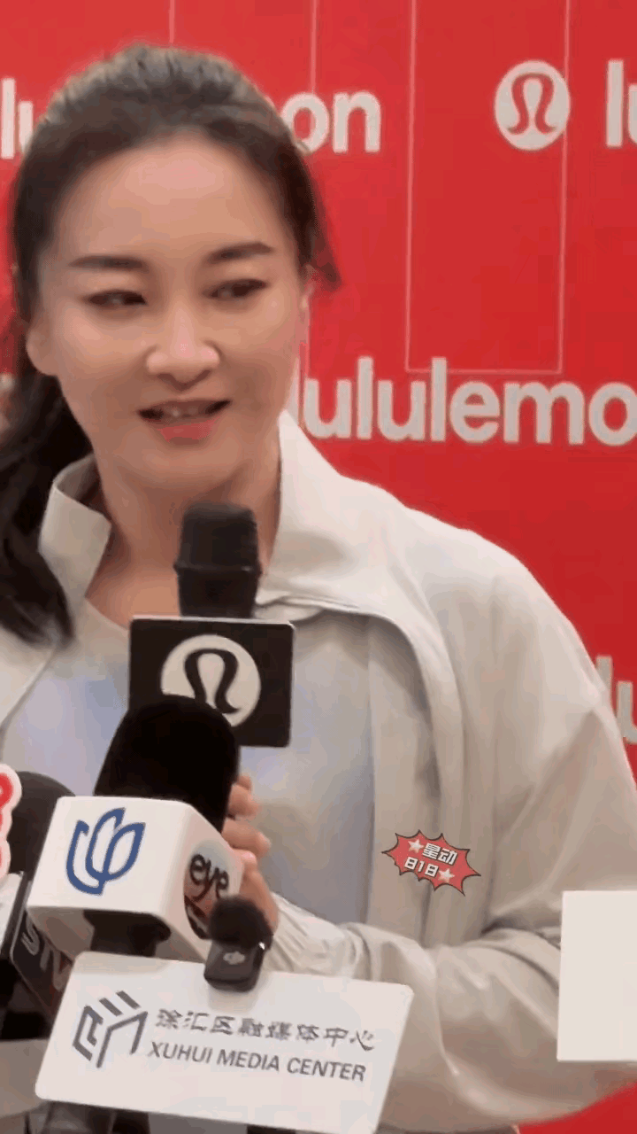 贾玲瘦了以后真是越来越美了。瘦身成功后的贾玲与之前的贾玲判若两人。就是忽然变了一