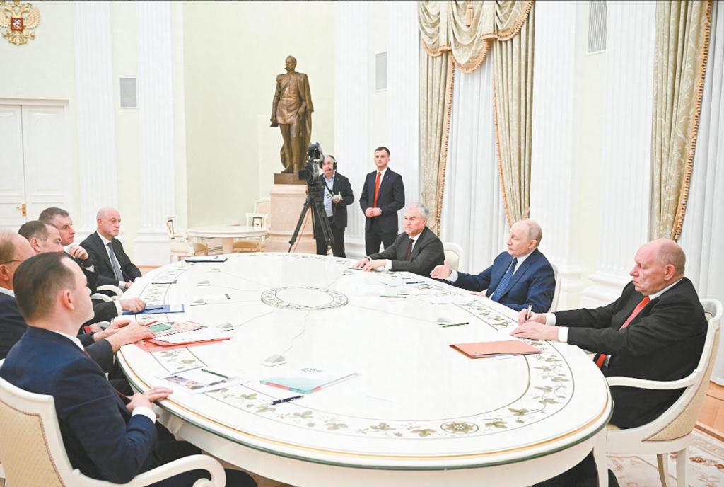 泽连斯基这下整个人都看懵了，时隔五年坐稳政坛后，普京终于把大局铺开了，当着各方的