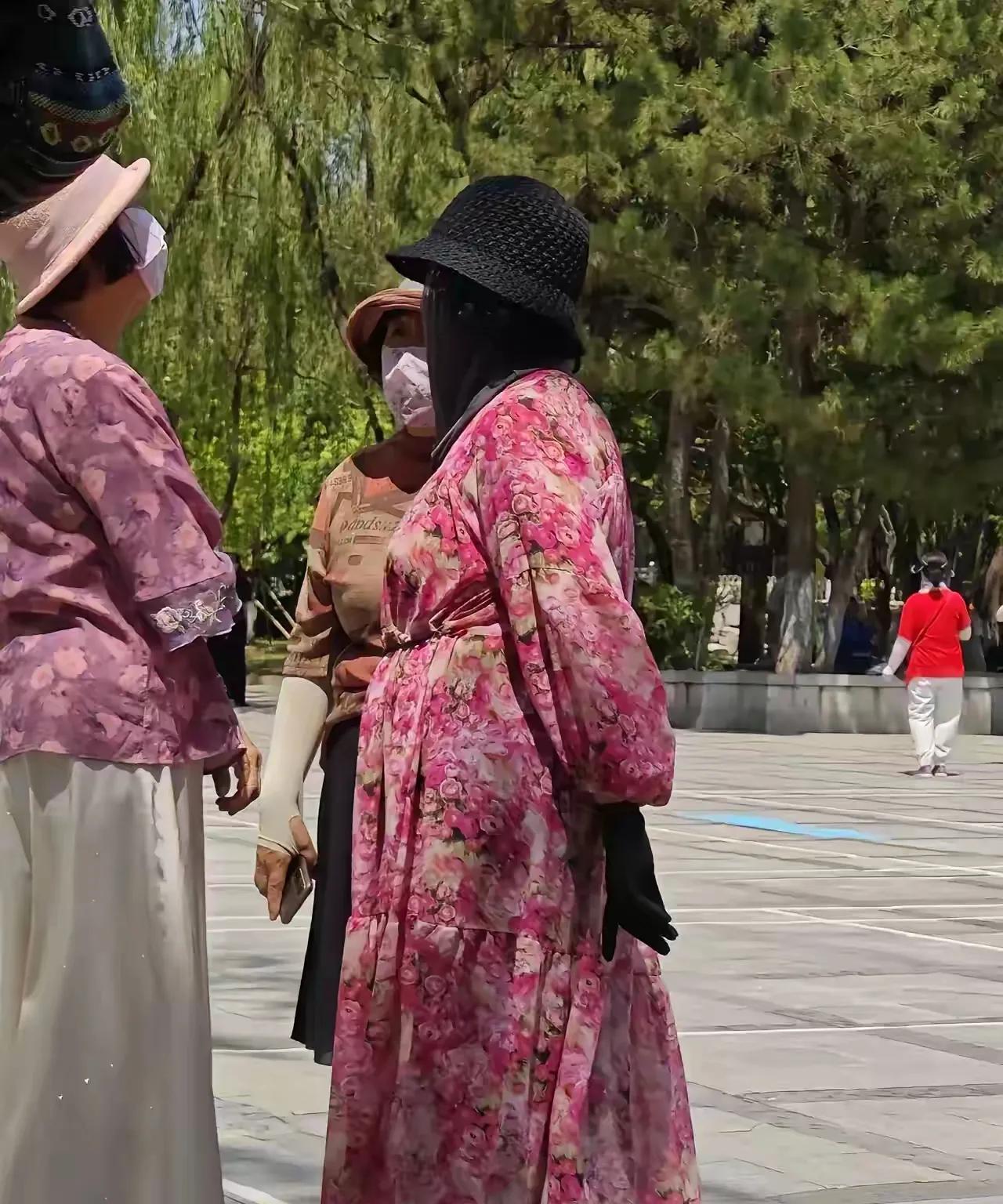 大家说至于吗？防晒也要适当得体，捂成这样不难受吗？现在也是时尚潮流，年轻人也没
