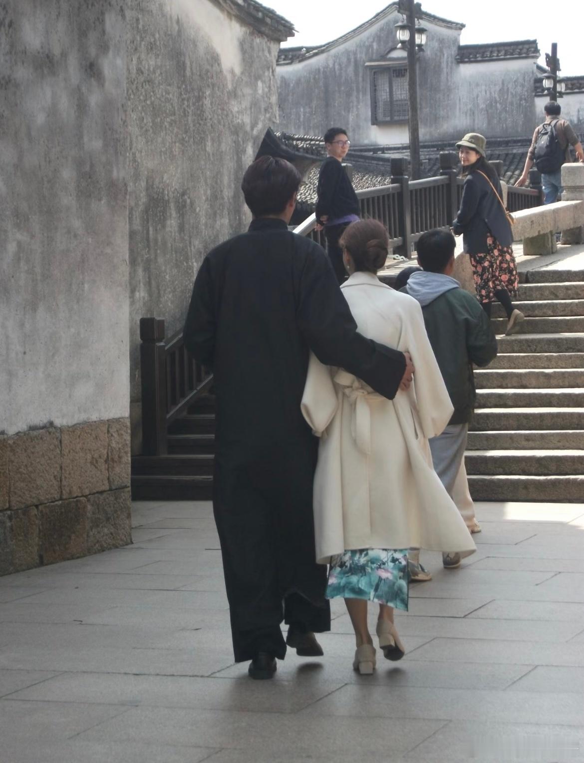 两年前在乌镇拍到一对很有感觉的情侣​​​