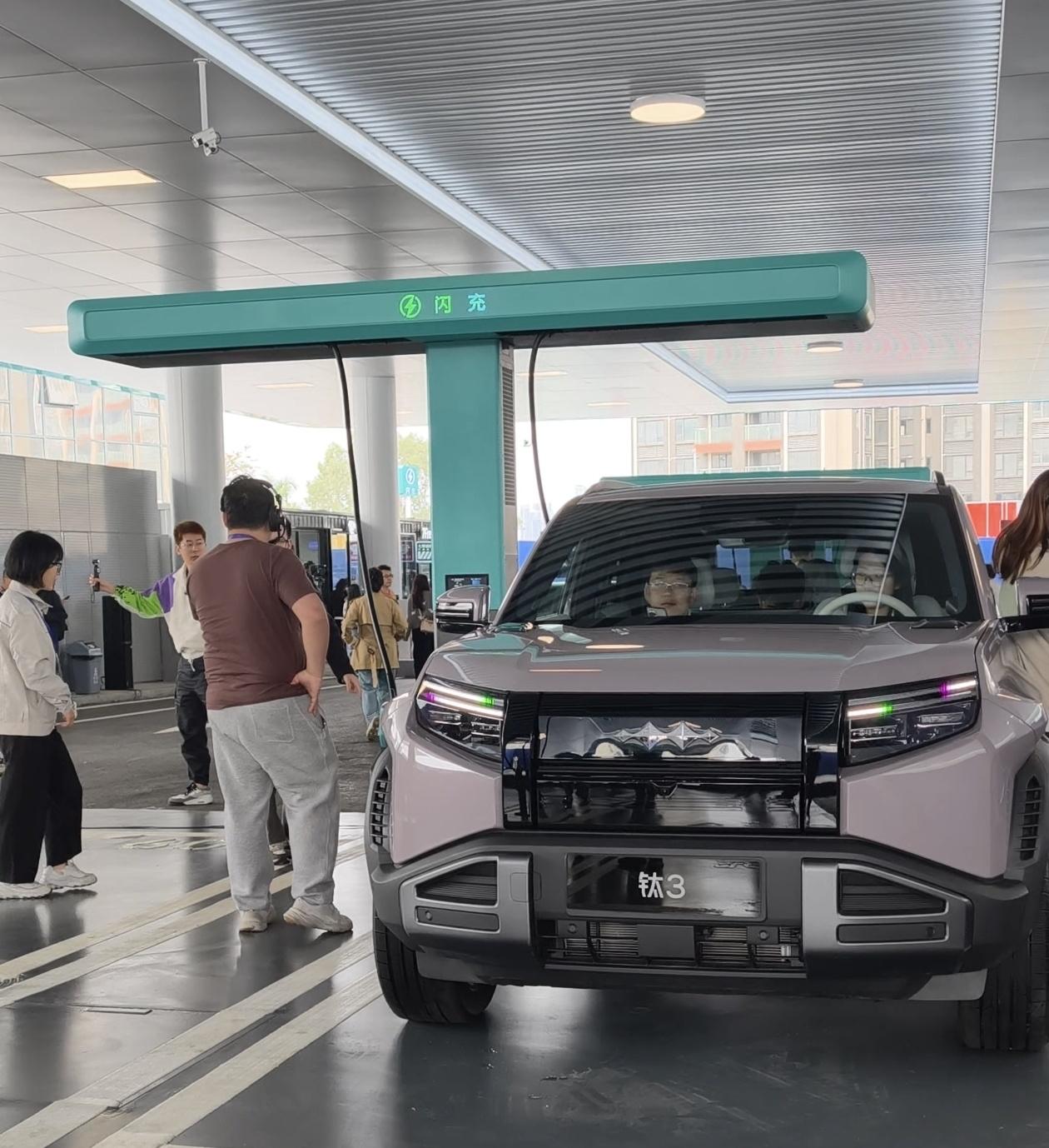 今天现场见证了比亚迪闪充站给钛3充电速度，这闪充站设计很像加油站，充电桩用T字型