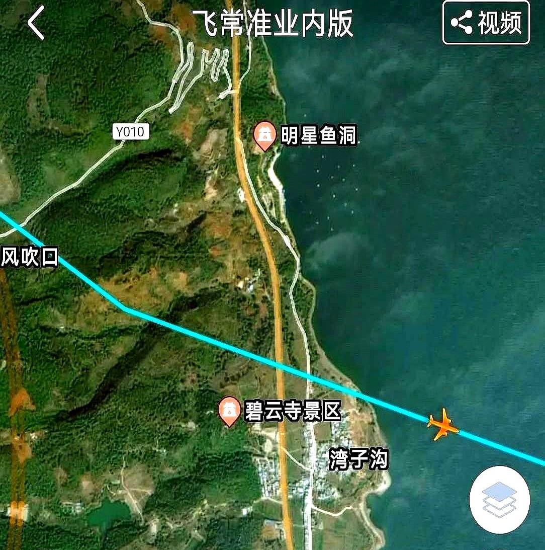 厦门航空一架B737-800型客机在云南玉溪市江川区空域盘旋。突然想起之前坐飞