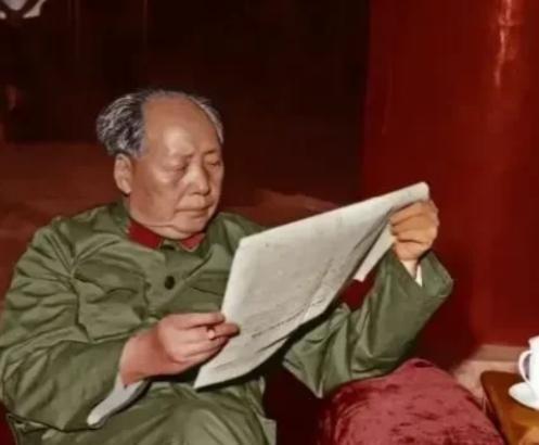 1950年，毛主席正在拆阅群众来信，其中一封信来自无锡，署名为“吴启瑞”，毛泽东