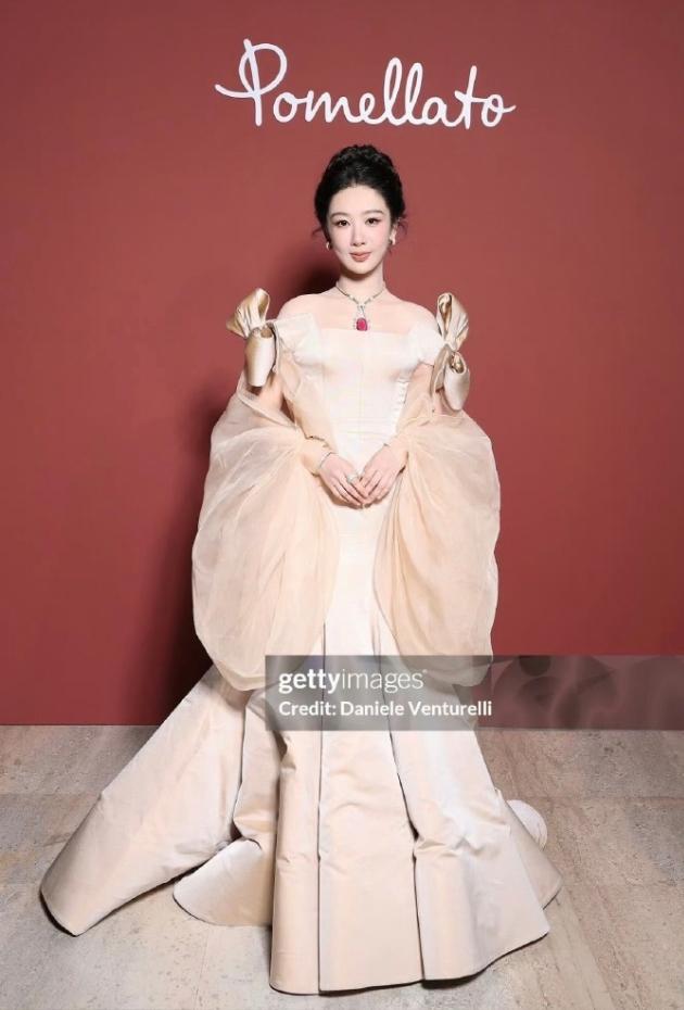 杨紫出席海外高级珠宝展！杨紫现身巴黎出席宝曼兰朵高级珠宝展，前几天刚现身米兰出