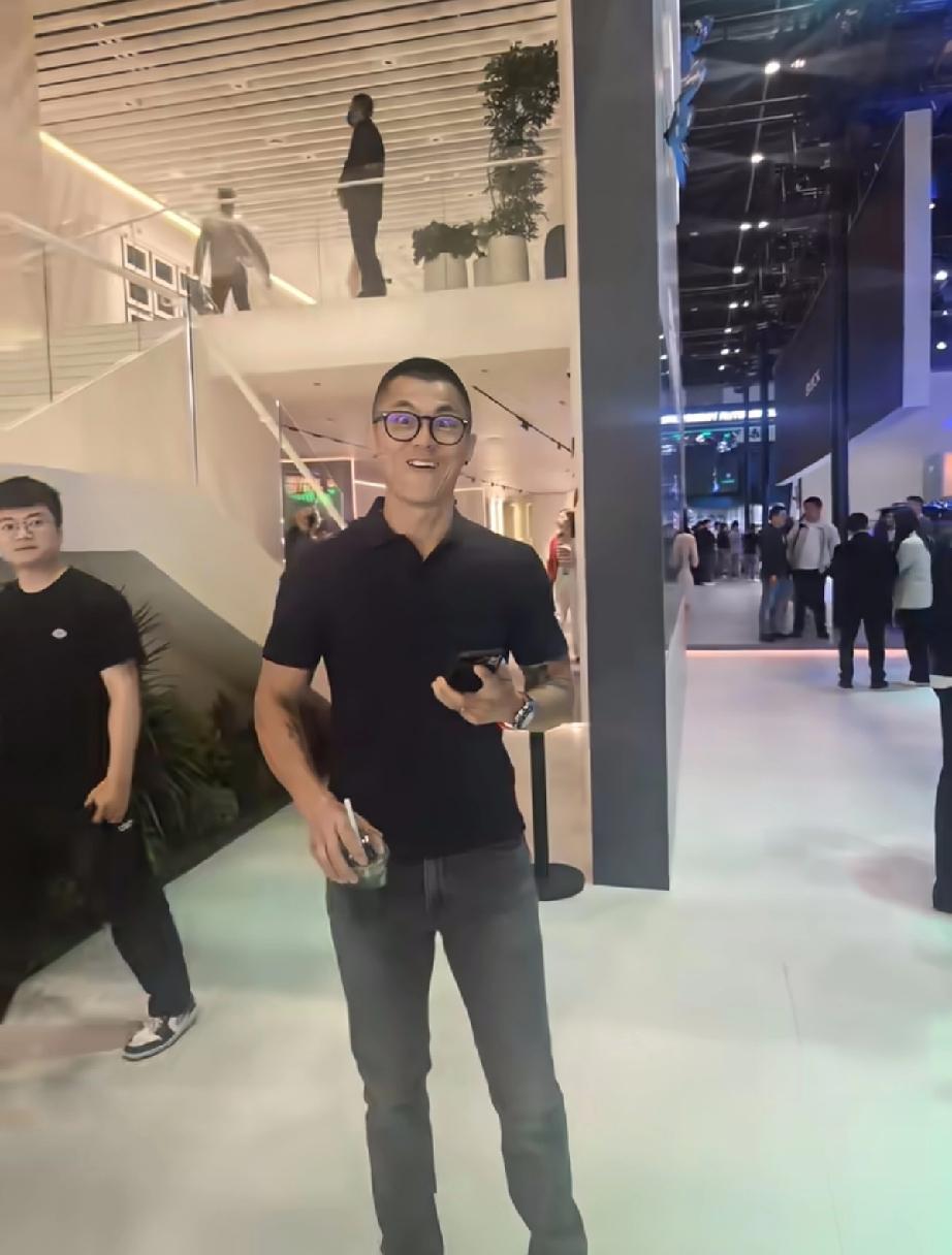 陈震好尴尬，独自逛北京车展本来无人问津，突然半路杀出个粉丝打招呼，惊讶得他瞪大眼