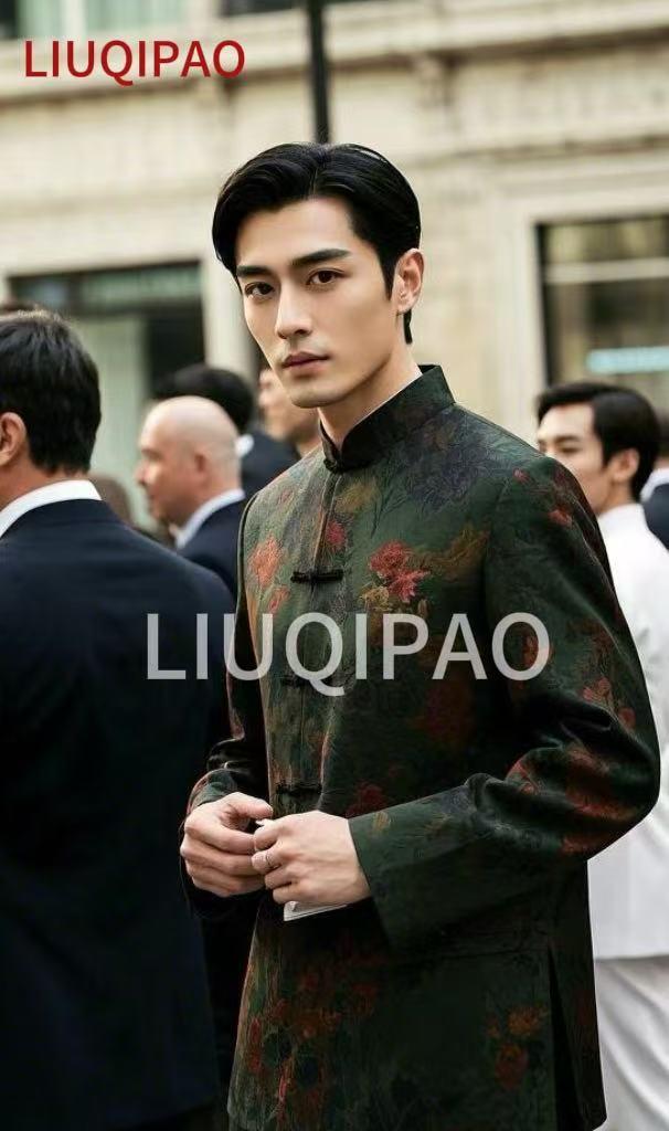 这位帅哥穿着印花中山装，真帅气！