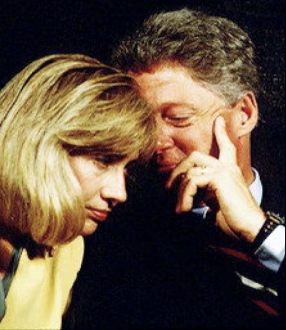 两对夫妻都在窃窃私语，但各自的表情不一样。克林顿好像正在给希拉里说悄悄话，希拉