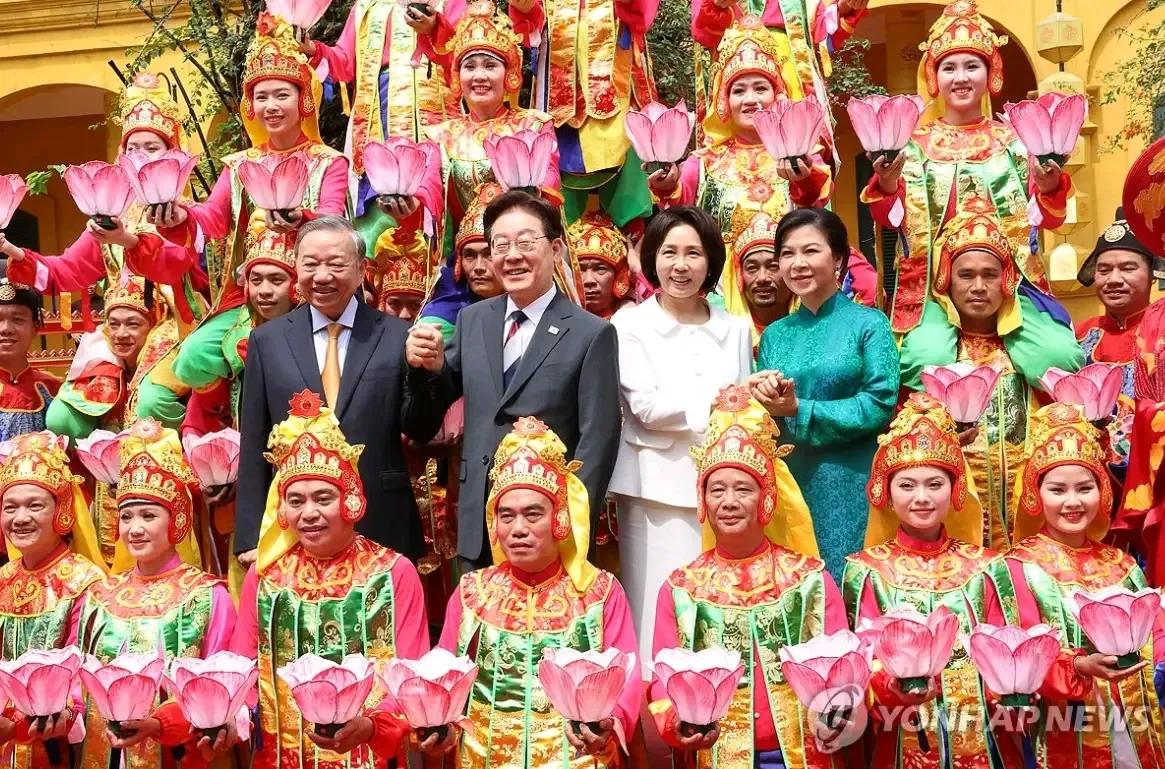 韩国总统李在明和夫人金惠景在越南河内观看升龙皇城传统演出。在越南的最后一天没有