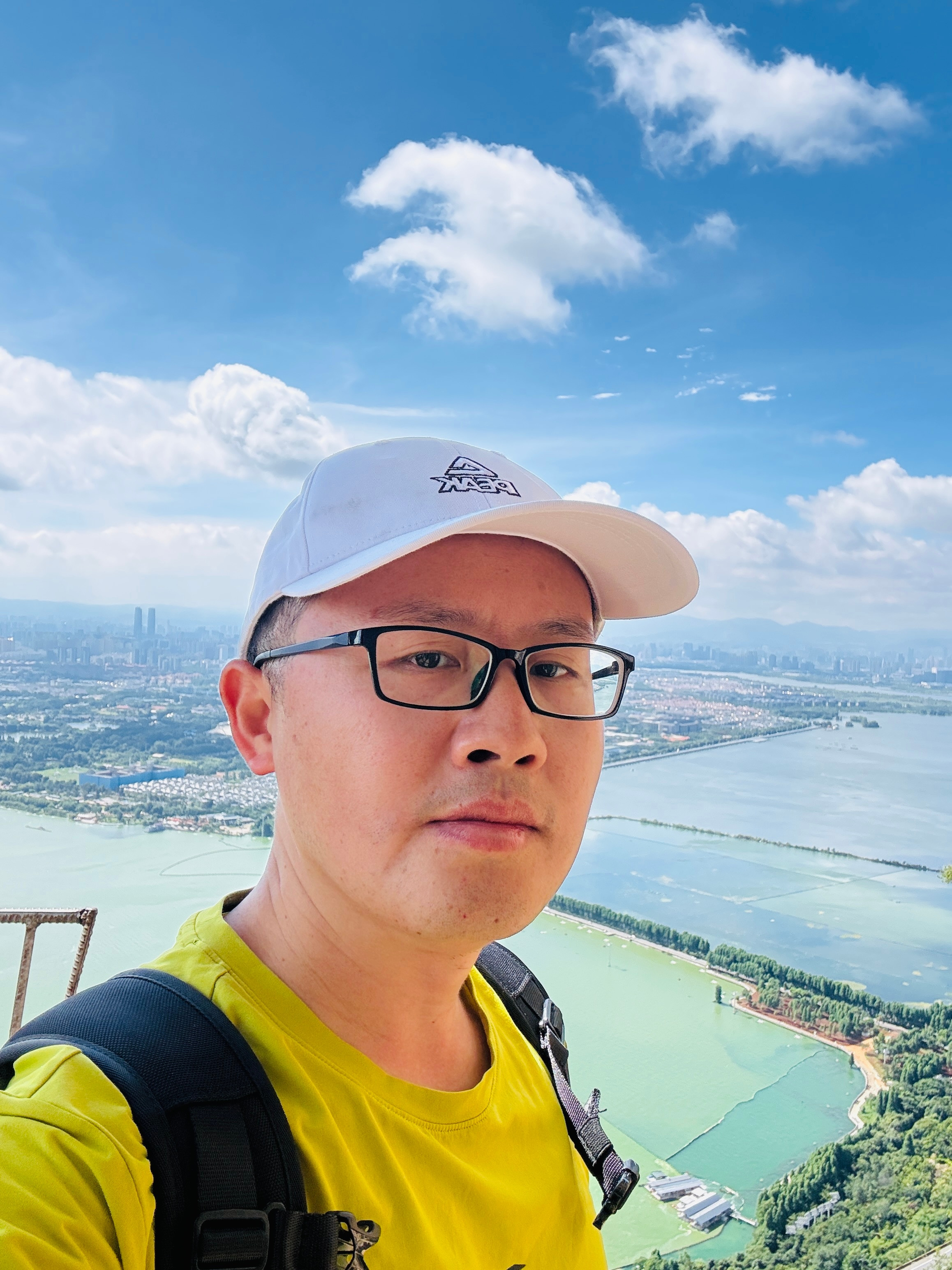 今天上午坐滇池索道，风景还是挺美的，从酒店出发的时候云多了起来，以为天气不行，结