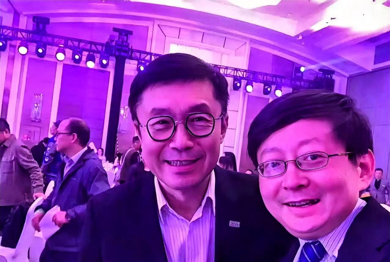 龚宇连发3条微博找补。评论不敢开，股价先跌了。1.32美元，离退市只差一个跌停。