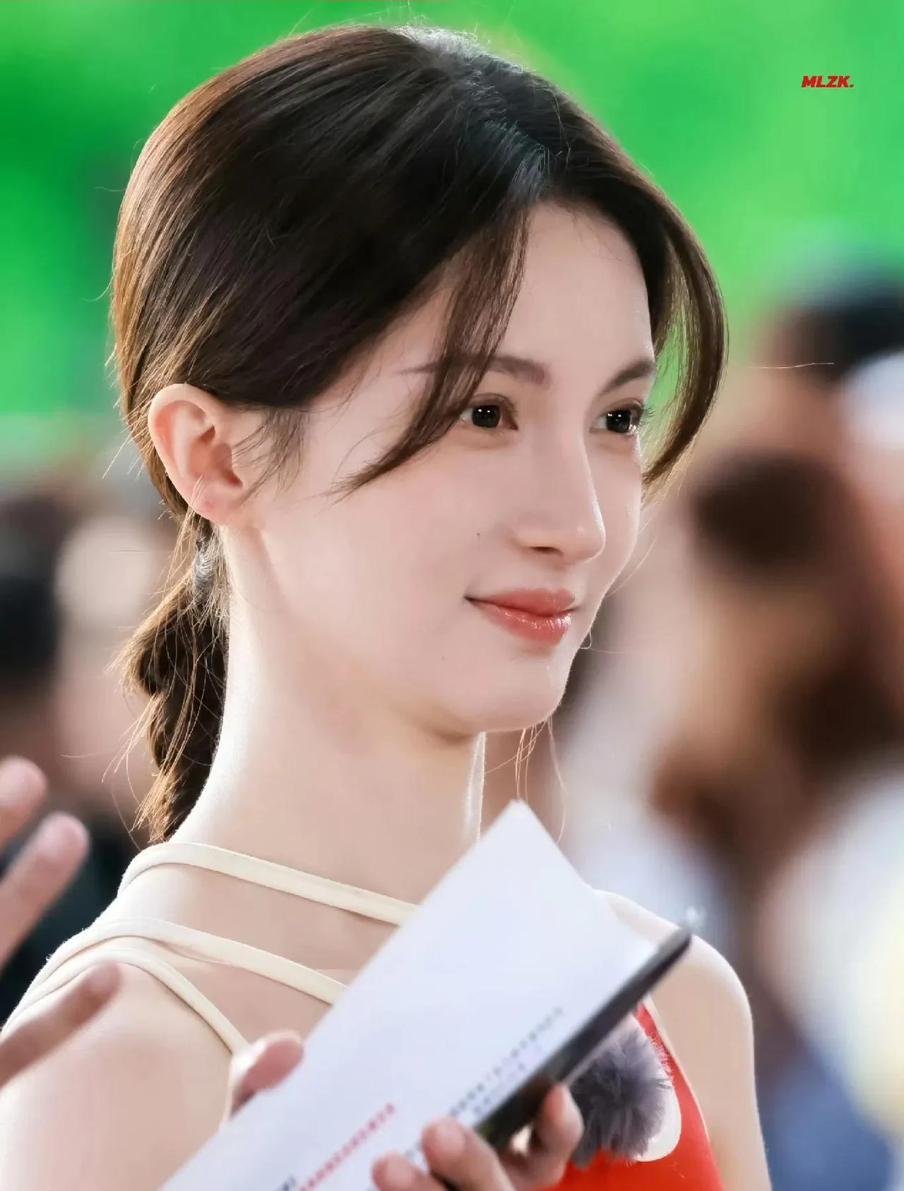 哇！金晨这组怼脸拍真的美啊！高清镜头下皮肤细腻得像剥壳鸡蛋，笑起来眉眼弯弯的，