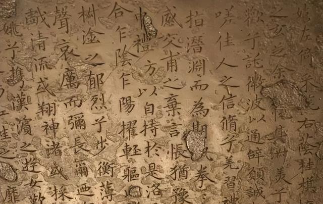 1982年，文物意识尚未普及，许多民间珍宝在不知情中流散。秦某初见石板，也只