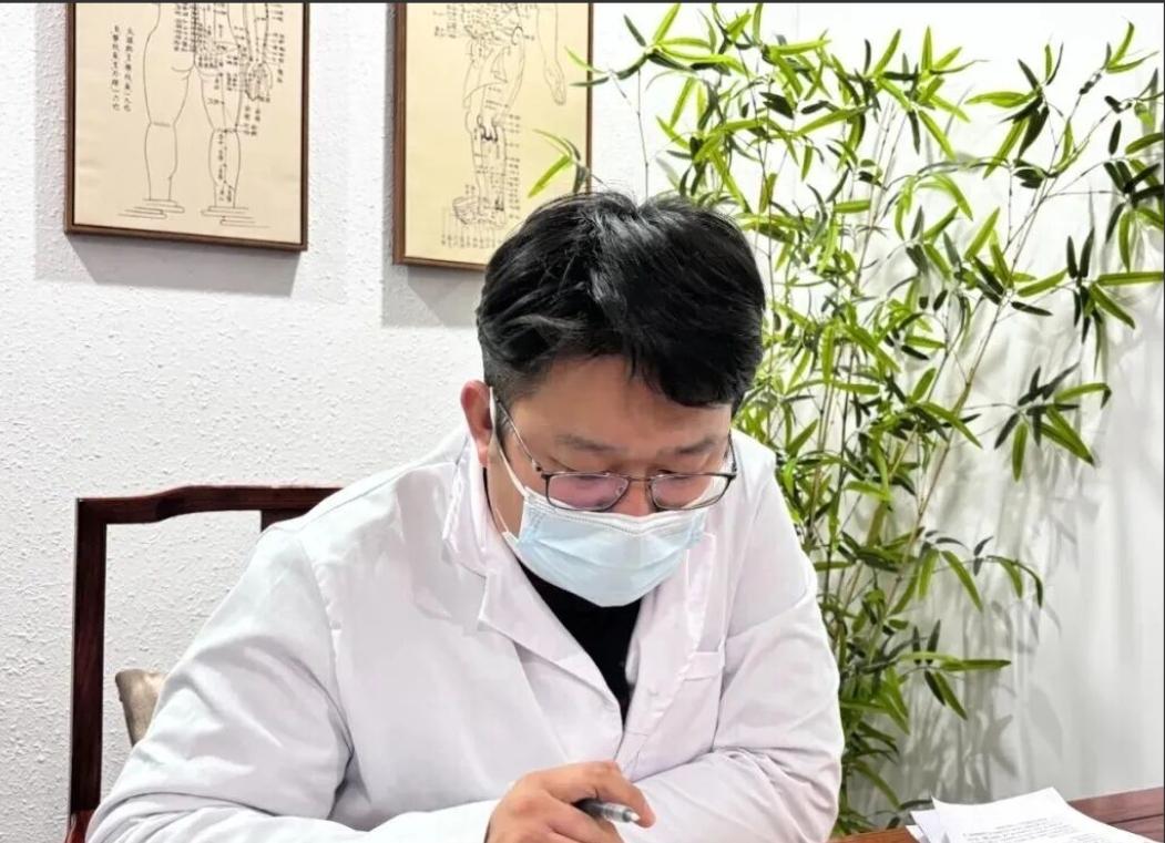 高血压伴头晕眼花，一个中成药专补亏虚的肝肾，血压稳降，眼睛明亮了你有没有过这