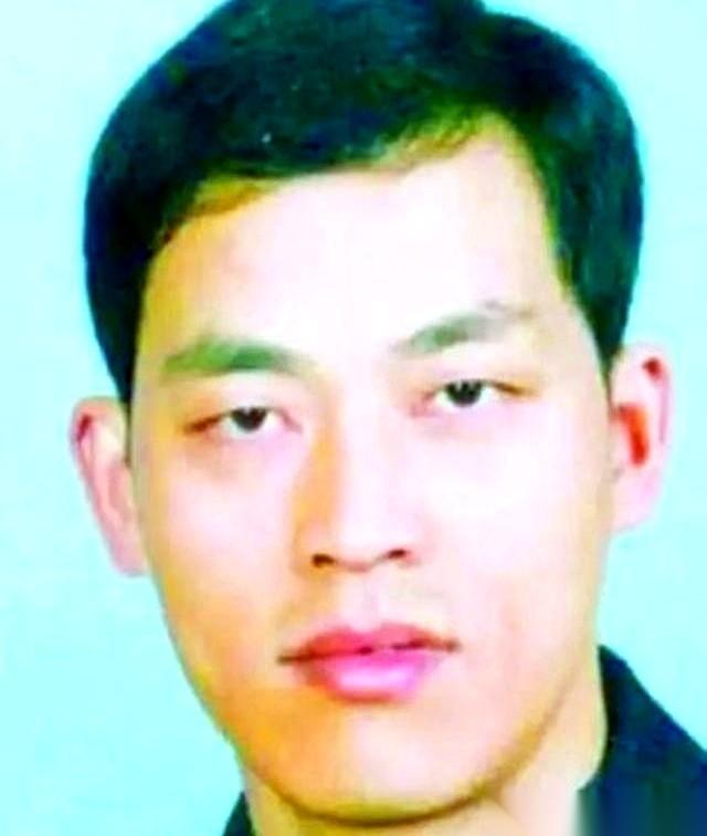 “洗个热水澡，然后找个美女喝伏特加。”记者问一个刚出狱的老头，你最想干嘛。他