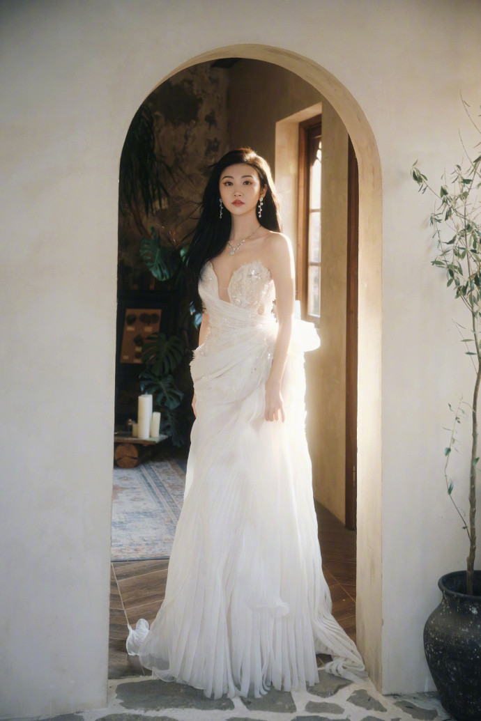 景甜古堡玫瑰女王景甜这波古堡玫瑰女王造型直接美到封神！眉眼间的精致与身段的优雅