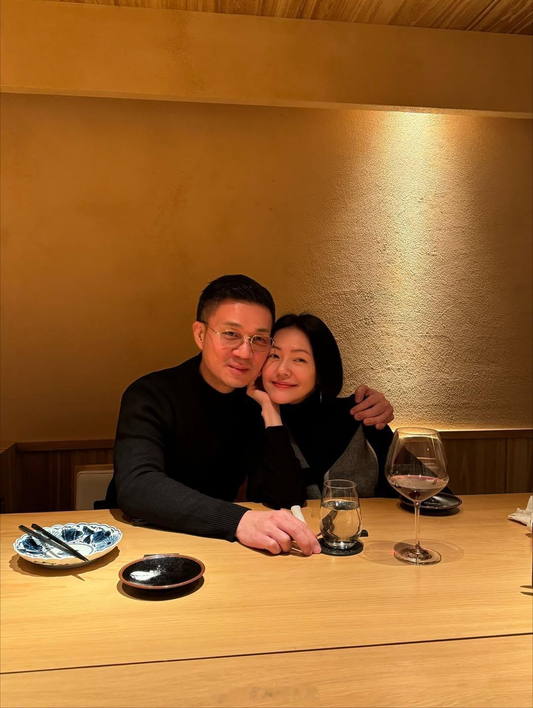 小S二女儿Lily18岁了，全家在餐厅给女儿过生日，Lily越长越漂亮