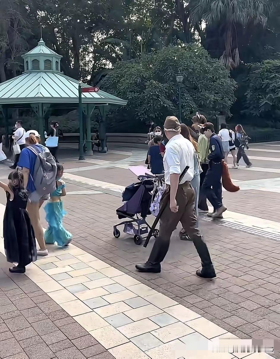 香港迪士尼，男子穿日本大佐军服，被国人举报后，三分钟围上来十几名安保，香港洪门组