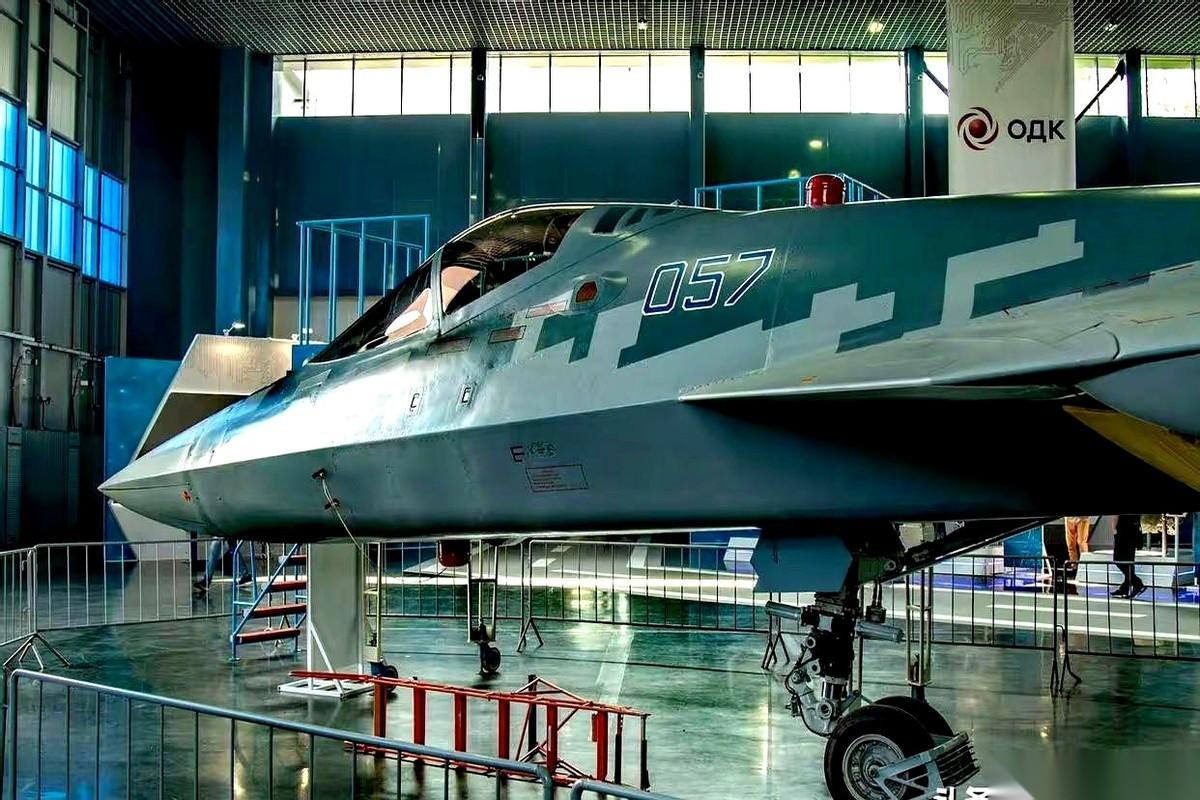 刷到苏57那张高清图，我第一反应也是卧槽，这糙的……铆钉坑坑洼洼，机身的接缝宽