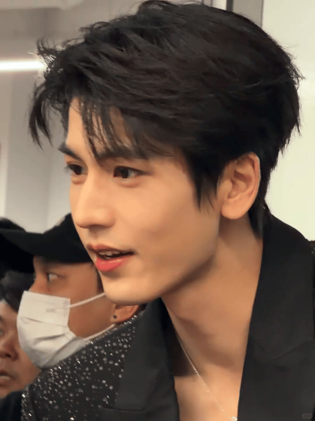 全方位各个角度展示凌赫的帅🤲🤲宙草来着…🥵张凌赫闪钻黑西装造型​​​