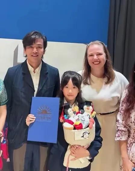 陈晓东大女儿小学毕业，夫妇两个人全部盛装出席。他的妻子王妤娴，曾是一名护士。王