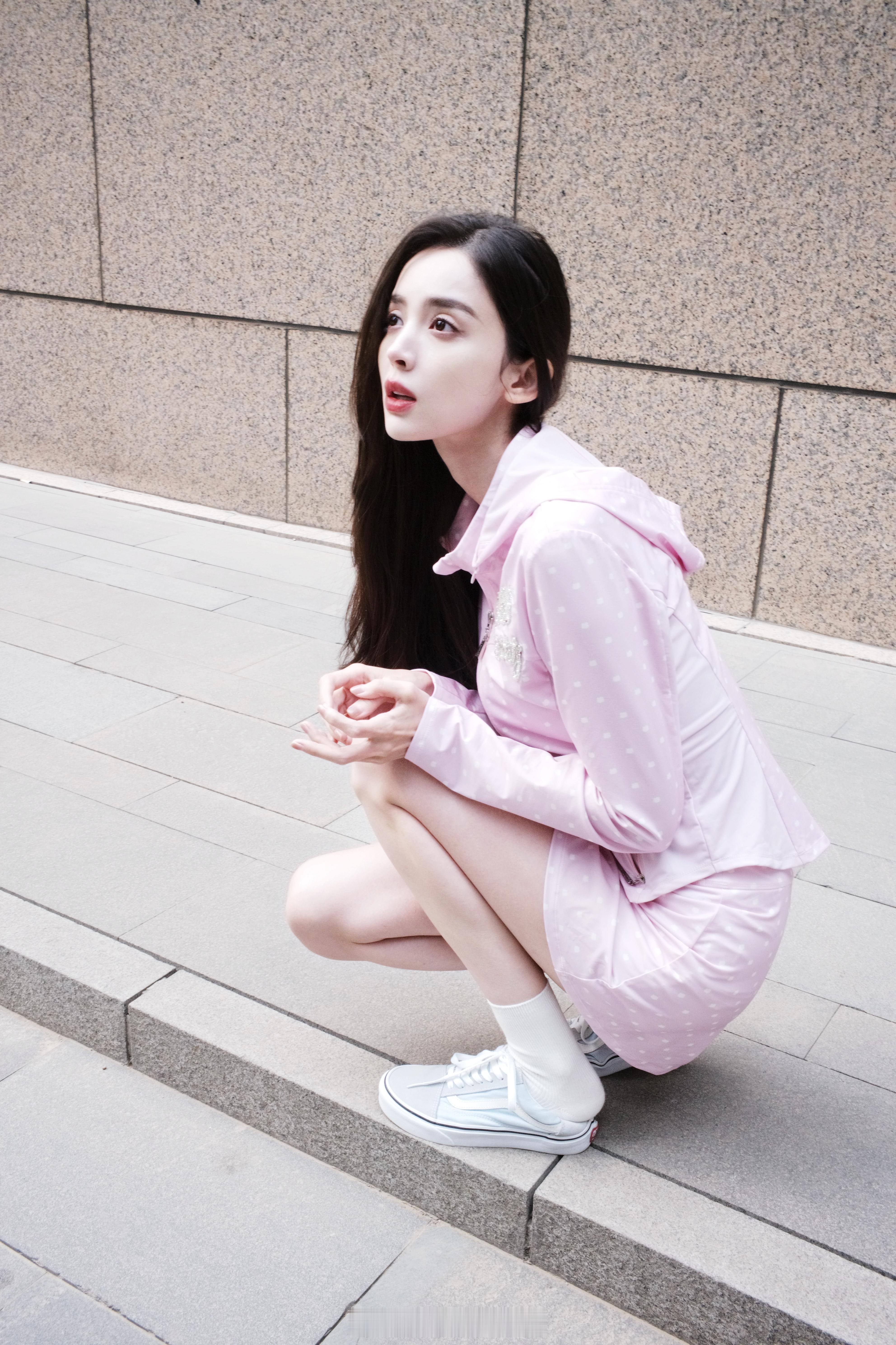 古力娜扎的双马尾白衣黑裙