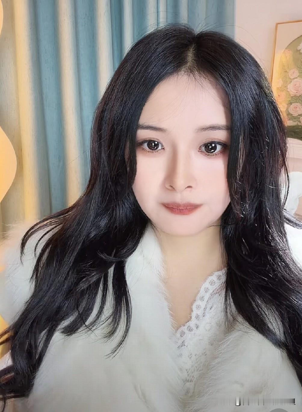 在抖音模仿杨幂和刘亦菲的主播流量都挺好大呀！动不动就是上万的观看人数。那种明