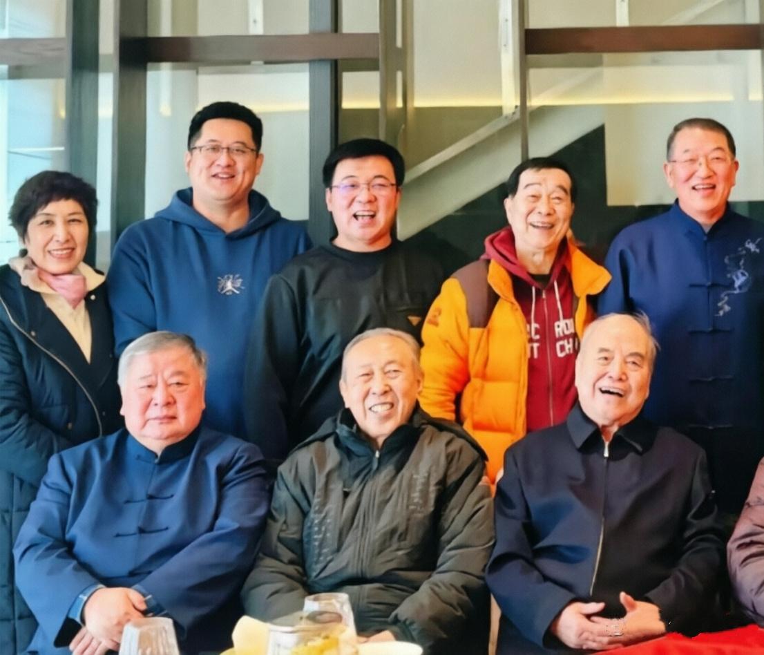 这张相声曲艺界人士的合照，我只认出了前排的李国盛与赵炎，后排认出了穿着橙色羽绒服