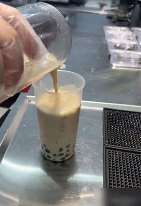 儿子暑假去蜜雪冰城打工，回来跟我说：妈，他们饮料随便喝，但必须自带杯子。我当