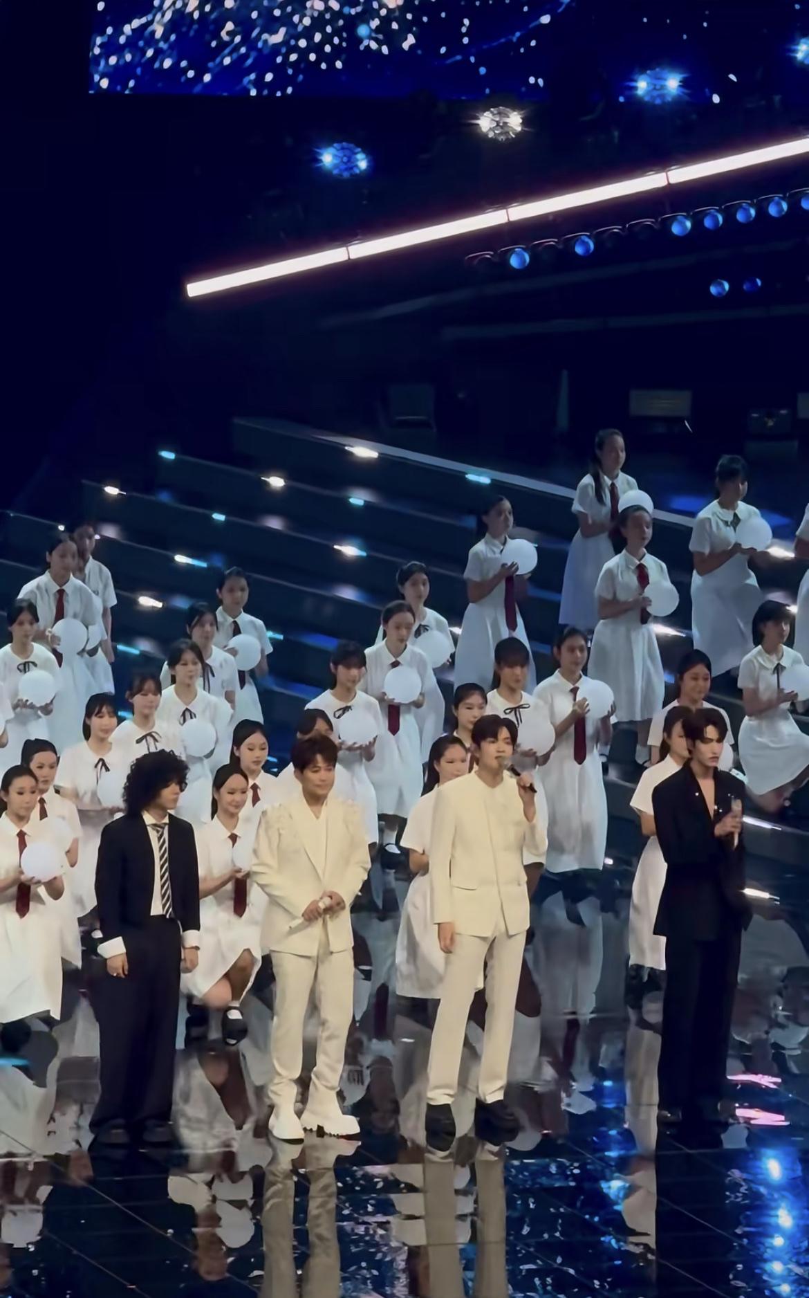 我估计明年的大湾区演唱会，应该没几个明星敢去了，这哪是演唱会啊，这明明就