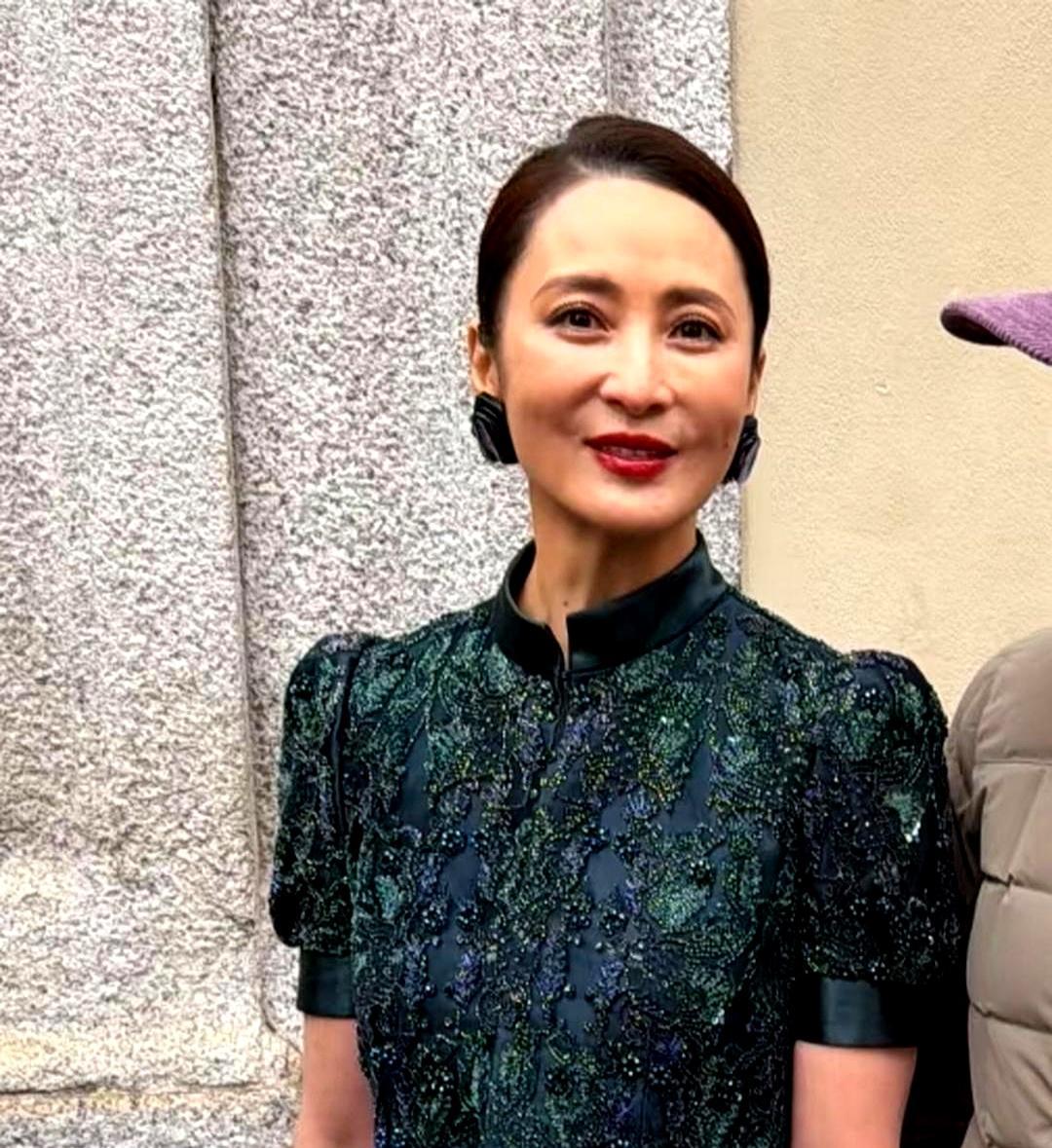 50岁蒋勤勤空降米兰时装周前排，蓝绿刺绣高定裹身，大光明盘发一甩，全场镜头齐刷刷