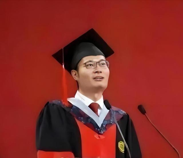 1999年，北大博士王永强携妻子移民美国，此后20年未曾回国与家人联系，其母亲病