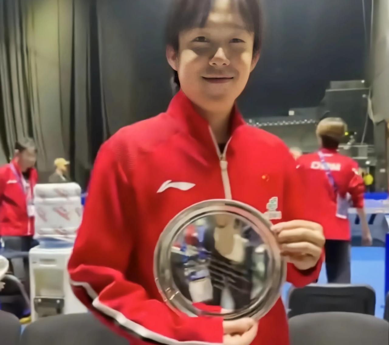 大头在后台炫耀自己新得的盘子，国乒夺冠恰逢王楚钦生日双喜临门王楚钦在后台有点