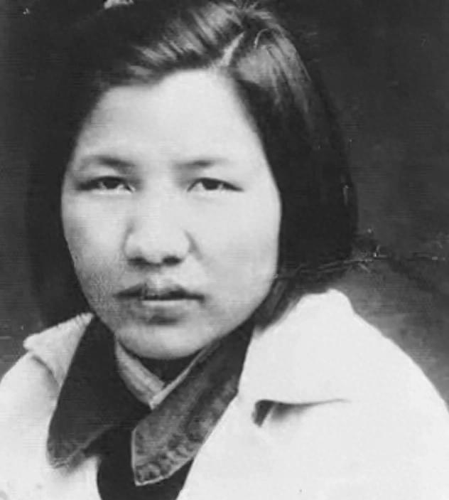 1984贺子珍逝世，李敏看见追悼名单含泪质问：我姐姐名字呢？在场的人一时没反应过